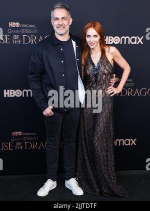 Los Angeles, Usa. 27.. Juli 2022. LOS ANGELES, KALIFORNIEN, USA - 27. JULI: Der britische Regisseur Miguel Sapochnik und seine Frau und die russische Schauspielerin Alexis Raben kommen zur Weltpremiere von HBO's Original Drama Series 'House of the Dragon' Saison 1, die am 27. Juli 2022 im Academy Museum of Motion Pictures in Los Angeles, Kalifornien, USA, stattfand. (Foto von Xavier Collin/Image Press Agency) Quelle: Image Press Agency/Alamy Live News Stockfoto