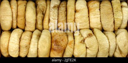 Getrocknete Feigen in einer Box isoliert auf weißem Hintergrund. Abgepackte getrocknete Feigen isoliert. Stockfoto