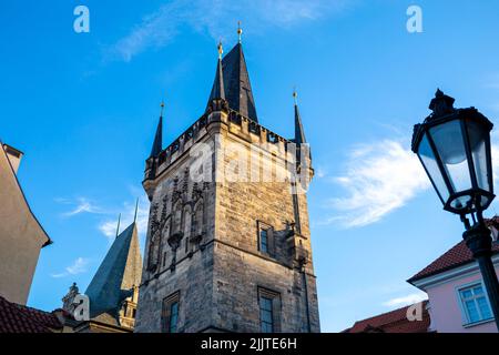 Eine Aufnahme des Mala Strana-Brückenturms in Prag, Tschechische Republik Stockfoto