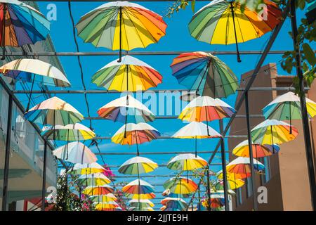Eine mit bunten Regenschirmen geschmückte Straße in Puerto Plata, Dominikanische Republik Stockfoto