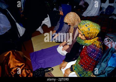 Muslimische Frauen beten in der Peckham Moschee London England Stockfoto