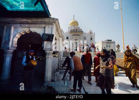 Neu Delhi Indien Gurdwara Bangla Sahib Fußwaschung (Pedilavium) Am Eingang Stockfoto