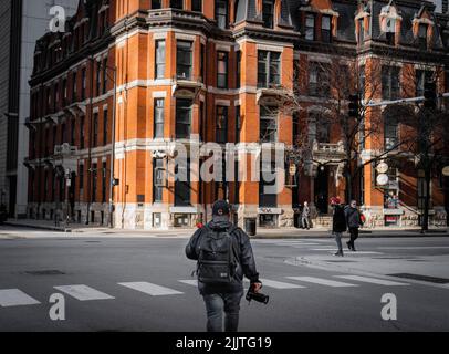 Eine wunderschöne Aufnahme von Morgenlichtern und Schatten auf den Gebäuden in den Straßen von Chicago Stockfoto