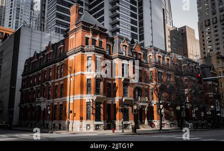 Eine wunderschöne Aufnahme von Morgenlichtern und Schatten auf den Gebäuden in Chicago Stockfoto