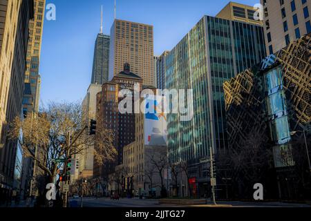 Eine wunderschöne Aufnahme von Morgenlichtern und Schatten auf den Gebäuden in Chicago Stockfoto