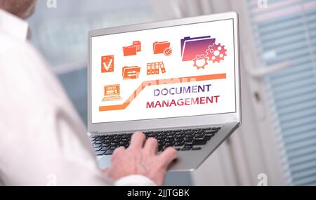 Dokumentenmanagement-Konzept auf einem Laptop, der von einem Mann verwendet wird Stockfoto