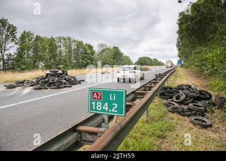 2022-07-28 10:00:02 LAUCH - Abfall gedumpt auf der A7 zwischen Drachten und Groningen von Landwirten aus Protest gegen die Stickstoff-Regeln. ANP JILMER POSTMA niederlande Out - belgien Out Stockfoto