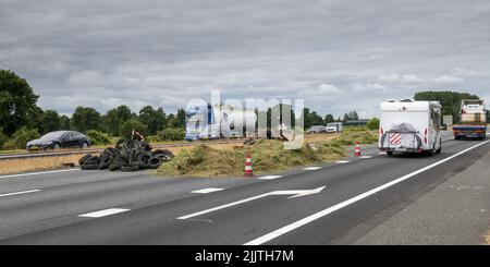 2022-07-28 10:53:20 NIEBERT - Abfall gedumpt auf der A7 zwischen Drachten und Groningen von Landwirten aus Protest gegen die Stickstoff-Regeln. ANP JILMER POSTMA niederlande Out - belgien Out Stockfoto