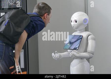 Ein sozial humanoider Roboter, der durch Gespräche und seinen Touchscreen für die menschliche Interaktion optimiert wurde Stockfoto