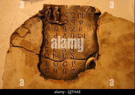 Ein Stich des armenischen Alphabets im Matenadaran - Mesrop Mashtots Institute of Ancient Manuscripts in Armenia Stockfoto