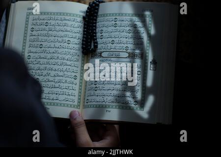 Eine Frau liest ein heiliges Buch Koran in der Moschee - Konzept der islamischen Bildung Stockfoto