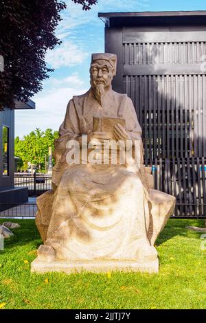 XI'an, China - 5. Juni 2022: Steinskulptur einer historischen chinesischen Persönlichkeit in einem öffentlichen Park. Die Gegend ist ein berühmter Ort und Touristenattraktion. Stockfoto