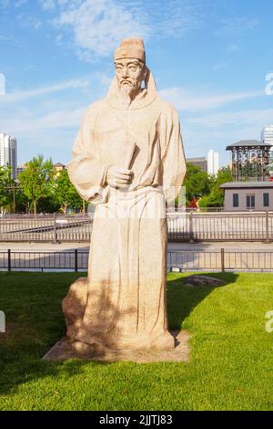 XI'an, China - 5. Juni 2022: Steinskulptur einer historischen chinesischen Persönlichkeit in einem öffentlichen Park. Die Gegend ist ein berühmter Ort und Touristenattraktion. Stockfoto