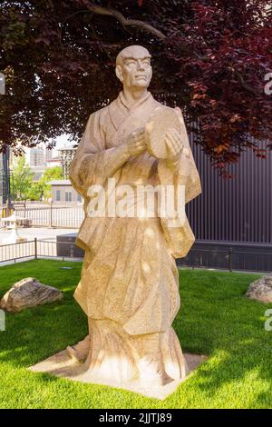 XI'an, China - 5. Juni 2022: Steinskulptur einer historischen chinesischen Persönlichkeit in einem öffentlichen Park. Die Gegend ist ein berühmter Ort und Touristenattraktion. Stockfoto