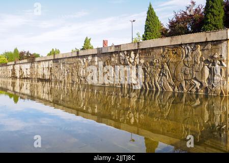 XI'an, China - 5. Juni 2022: Eine riesige Skulpturwand am Wasser. Der berühmte Ort ist eine Touristenattraktion. Stockfoto