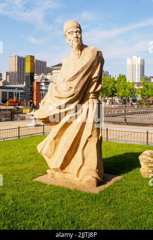 XI'an, China - 5. Juni 2022: Steinskulptur einer historischen chinesischen Persönlichkeit in einem öffentlichen Park. Die Gegend ist ein berühmter Ort und Touristenattraktion. Stockfoto