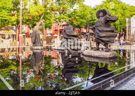 XI'an, China - 5. Juni 2022: Metallische Skulpturen schmücken einen Stadtplatz im Stadtzentrum. Die Gegend ist eine berühmte Touristenattraktion Stockfoto