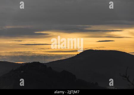 Ein faszinierender Blick auf eine wunderschöne Berglandschaft während der goldenen Stunde Stockfoto