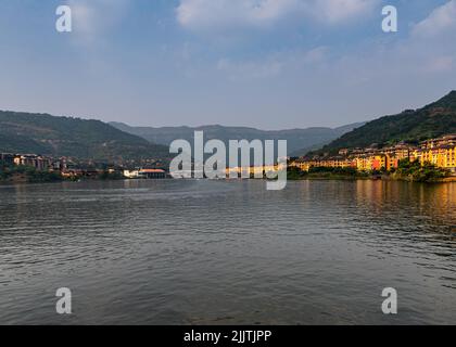 Eine schöne Aussicht auf die Stadt Lavasa am Ufer des Sees in Indien mit Hügeln im Hintergrund Stockfoto