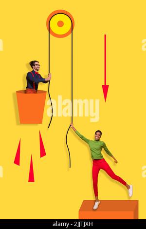 Vertikale Composite Collage Porträt von zwei Mini-Menschen Arme halten ziehen Wasser Rad Zeichenfolge Zeichnung Pfeil nach unten isoliert auf gelbem Hintergrund Stockfoto