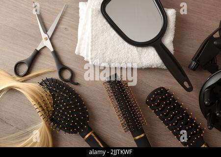 Ausstattung für Friseurservice auf Holztisch. Draufsicht. Horizontale Zusammensetzung. Stockfoto