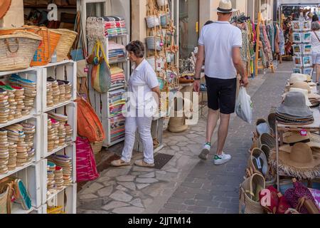 Santanyi, Spanien; juli 09 2022: Wöchentlicher Straßenmarkt in der mallorquinischen Stadt Santanyi, Spanien. Stände mit Kleidung und Mode bei Touristen Stockfoto