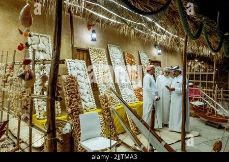 Omanische Händler während des Katara Traditional Dhow Festivals in Doha, Katar Stockfoto