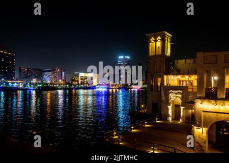 Die Altstadt und die neue Stadt zwischen dem Al seef Dubai Creek während der Nacht in den Vereinigten Arabischen Emiraten Stockfoto