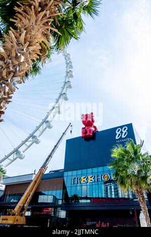 Eine vertikale Low-Angle-Aufnahme des Rades von Ain Dubai auf der Insel Bluewaters in der Nähe der Dubai Marina in Dubai, VAE Stockfoto