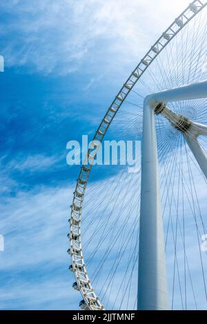 Eine vertikale Low-Angle-Aufnahme des Ain Dubai Riesenrads gegen einen blauen Himmel in Bluewaters Island, Dubai, Vereinigte Arabische Emirate Stockfoto