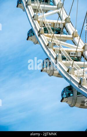 Eine vertikale Nahaufnahme des Ain Dubai Riesenrads gegen einen blauen Himmel in Bluewaters Island, Dubai, Vereinigte Arabische Emirate Stockfoto