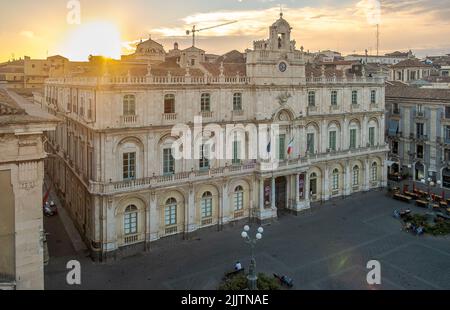 Der Universitätspalast entlang der Via Etnea in Catania, Sizilien, Italien Stockfoto