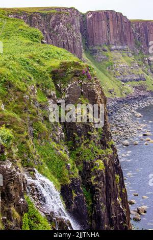 Kilt Rock and Melt Falls, Isle of Skye, Schottland im Sommer 2022 mit üppiger grüner Vegetation und fließenden Wasserfällen, Schottland, Großbritannien Stockfoto