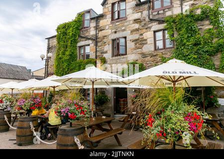 Old Mill Restaurant und Bar Pub in Pitlochry, Schottland, Großbritannien, Sommer 2022 Stockfoto