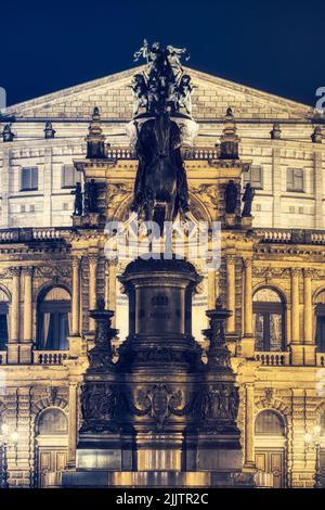 Die Semperoper und die Reiterstatue von König Johann auf dem Theaterplatz, Dresden, Deutschland Stockfoto