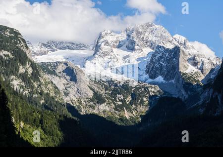 Eine schöne Aufnahme von felsigen Bergen, die teilweise mit Schnee und Moos bedeckt sind Stockfoto