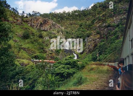 Die von Cairns nach Kuranda Scenic Railway passiert Stoney Creek Falls auf einer Eisenbrücke mit drei Gitterrosten und einem sehr engen Radius Stockfoto