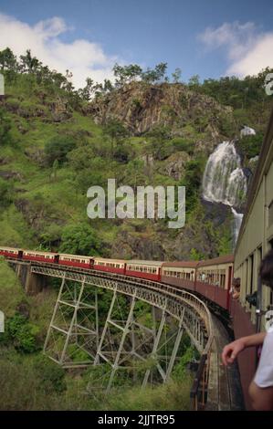 Die von Cairns nach Kuranda Scenic Railway passiert die Stoney Creek Falls, Far North Queensland, Australien, auf einer spektakulären Brücke Stockfoto