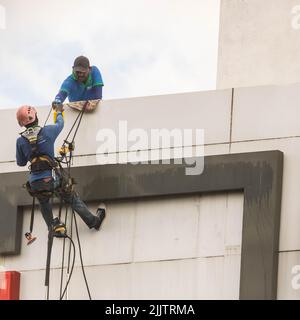 Männer reinigen ein Hochhaus Stockfoto