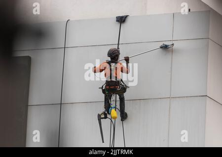 Männer reinigen ein Hochhaus Stockfoto