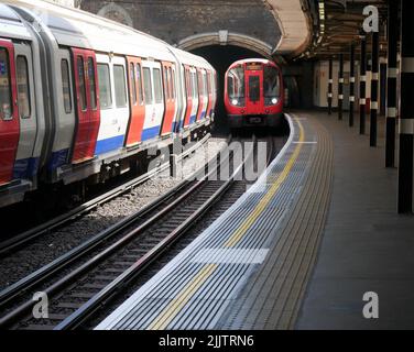 U-Bahn mit Ankunft an der Sloane Square Station, Chelsea, London Stockfoto