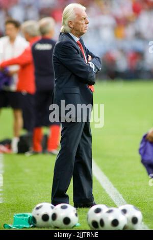 ARCHIVFOTO: Leo BEENHAKKER feiert am 2.. August 2022 seinen 80.. Geburtstag 228SN GER POL 080608.jpg Trainer Leo BEENHAKKER (POL) Vorrunde Gruppe B, Deutschland (GER) - Polen (POL) 2:0 am 8.. Juni 2008 in Klagenfurt; Fußball EM 2008 in der Schweiz/Österreich ab 07,06. - 06/29/2008; ?Sven Simon Fotoagentur GmbH & Co. Pressefoto KG#Prinzessin-Luise-Straße 41#45479 Mülheim/R uhr #Tel 0208/9413250#Fax. 0208/9413260#-Konto. 4030 025 100 GLSB Bank BLZ 430 609 67# www. Stockfoto