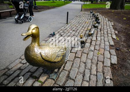Statuen von Mutter Ente und ihren Entenküken, Geschichte aus Kinderbilderbüchern, geschrieben und illustriert von Robert McCloskey „Made way for Ducklings“. Nach Boston.