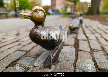 Statuen von Mutter Ente und ihren Entenküken, Geschichte aus Kinderbilderbüchern, geschrieben und illustriert von Robert McCloskey „Made way for Ducklings“. Nach Boston.