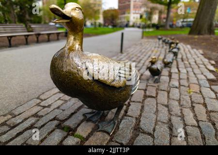 Statuen von Mutter Ente und ihren Entenküken, Geschichte aus Kinderbilderbüchern, geschrieben und illustriert von Robert McCloskey „Made way for Ducklings“. Nach Boston.
