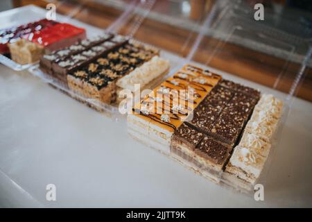 Verschiedene Kuchen in Plastikschachteln Stockfoto