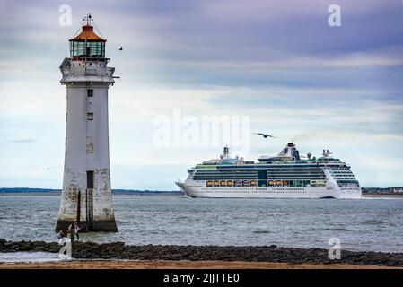 Jewel of the Seas ist ein von Royal Caribbean betriebenes Kreuzschiff der Radiance-Klasse, das am Lightohouse Perch Rock auf dem Fluss Mersey vorbeifährt. Stockfoto