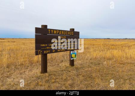 Schild des Tympanuchus Wildlife Management Area bei Sonnenaufgang. Great Plains, Crookston, Minnesota (MN), USA, Nordamerika. Stockfoto