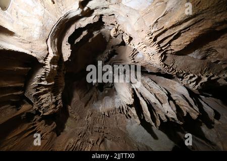 Ein Blick in eine Höhle mit abstrakten Formationen Stockfoto