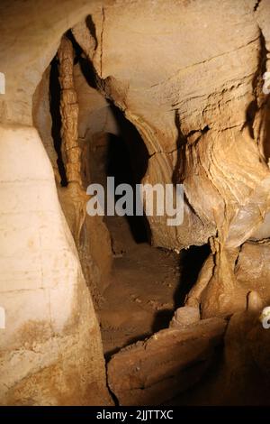 Ein Blick in eine Höhle mit abstrakten Formationen Stockfoto